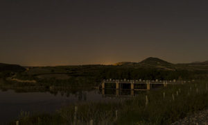 Fotografía nocturna del rio ebro a su paso por El Cortijo